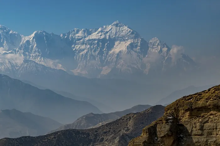Gerahmter Druck : Wüstenlandschaft vor der Annapurna-Bergkette. Gerahmter Druck : Wüstenlandschaft vor der Annapurna-Bergkette.