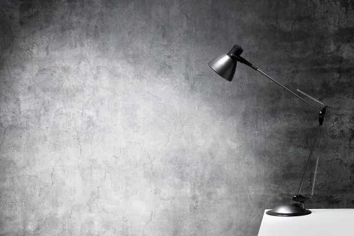 Gerahmter Druck : Tischlampe am Rand eines Tisches. Gerahmter Druck : Tischlampe am Rand eines Tisches.