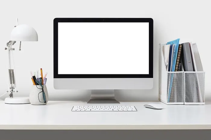 Gerahmter Druck : Desktop-Computer auf weißem Hintergrund isoliert. Gerahmter Druck : Desktop-Computer auf weißem Hintergrund isoliert.