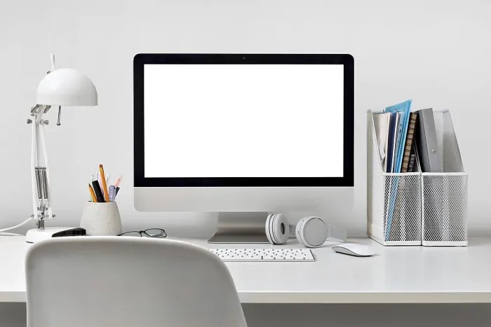 Gerahmter Druck : Desktop-Computer, isoliert auf weißem Hintergrund. Gerahmter Druck : Desktop-Computer, isoliert auf weißem Hintergrund.