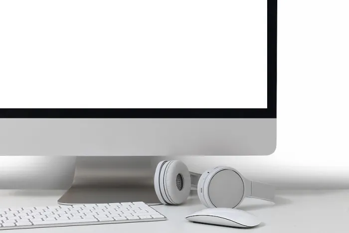 Gerahmter Druck : Desktop-Computer auf weißem Hintergrund isoliert. Gerahmter Druck : Desktop-Computer auf weißem Hintergrund isoliert.