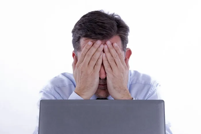 Gerahmter Druck : Der verzweifelte Unternehmer, am Computer arbeitend