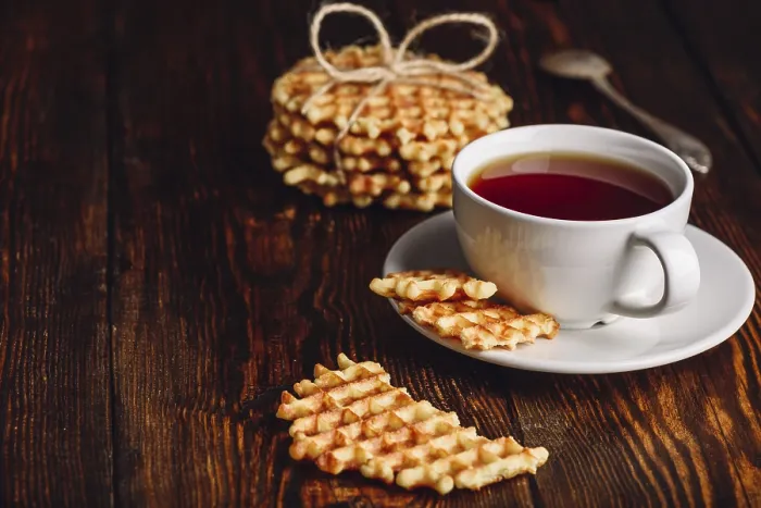 Gerahmter Druck : Kuchen mit einem Teebecher und Waffeln. Gerahmter Druck : Kuchen mit einem Teebecher und Waffeln.