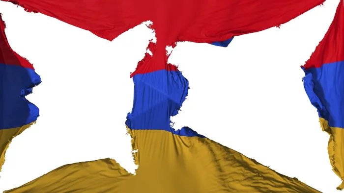 Gerahmter Druck : Zerstörte armenische Flagge, weißes Hintergrund. Gerahmter Druck : Zerstörte armenische Flagge, weißes Hintergrund.