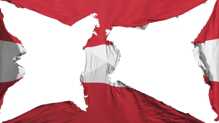 Gerahmter Druck : Zerstörtes Österreichisches Flagge, weißes Hintergrund. Gerahmter Druck : Zerstörtes Österreichisches Flagge, weißes Hintergrund.