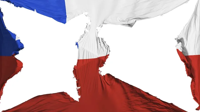 Gerahmter Druck : Zerstörtes chilenisches Flagge, weißes Hintergrund. Gerahmter Druck : Zerstörtes chilenisches Flagge, weißes Hintergrund.