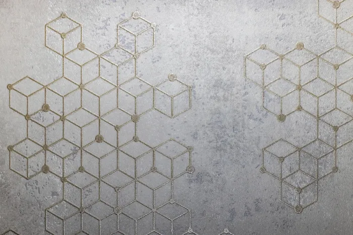 Gerahmter Druck : Ein detailliertes geometrisches Muster aus Würfeln auf einer texturierten metallischen Oberfläche. Gerahmter Druck : Ein detailliertes geometrisches Muster aus Würfeln auf einer texturierten metallischen Oberfläche.