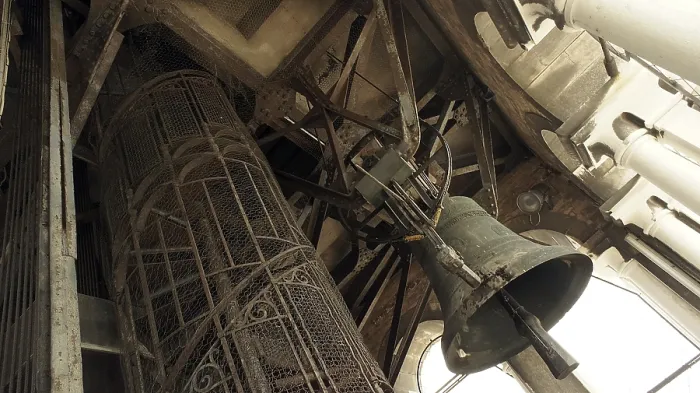 Gerahmter Druck : Detailansicht einer mechanischen Turmstruktur, Glockenturm mit großer Glocke in Venedig, Venetien, Italien Gerahmter Druck : Detailansicht einer mechanischen Turmstruktur, Glockenturm mit großer Glocke in Venedig, Venetien, Italien