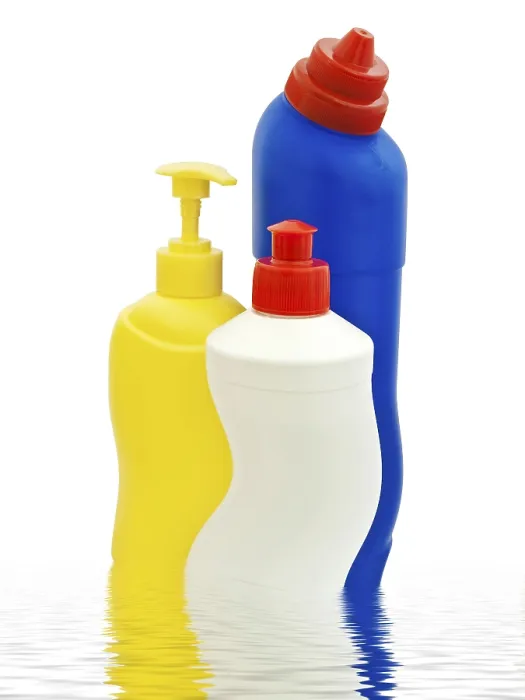 Gerahmter Druck : Detergentenflaschen über weißem Hintergrund. Gerahmter Druck : Detergentenflaschen über weißem Hintergrund.