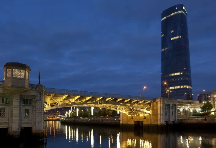Gerahmter Druck : Deusto-Brücke und Iberdrola-Turm Gerahmter Druck : Deusto-Brücke und Iberdrola-Turm