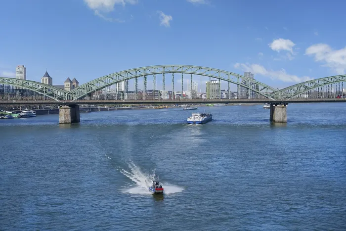 Gerahmter Druck : Deutzer Brücke über den Rhein in Köln-Deutz, Nordrhein-Westfalen, Deutschland