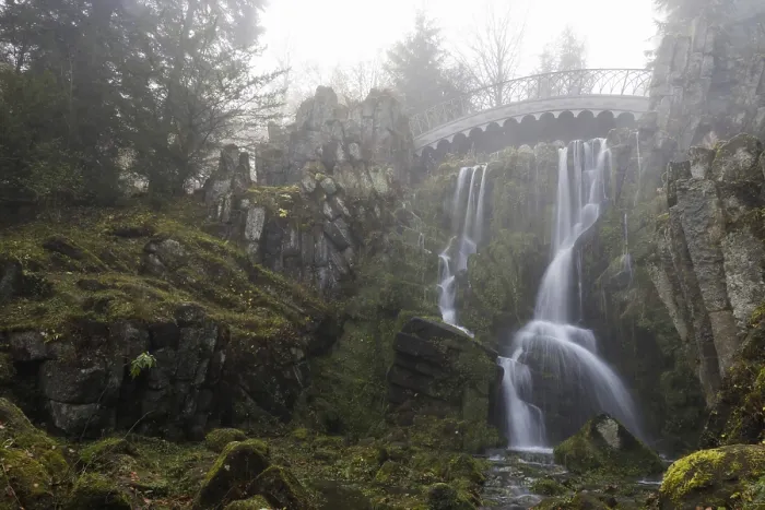 Gerahmter Druck : Teufelsbrücke mit Wasserfall im Herbst.