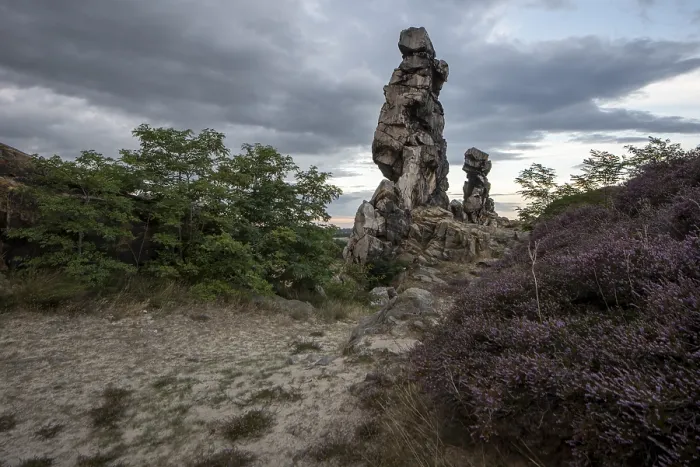 Gerahmter Druck : Teufelsmauer, Heide davor. Gerahmter Druck : Teufelsmauer, Heide davor.
