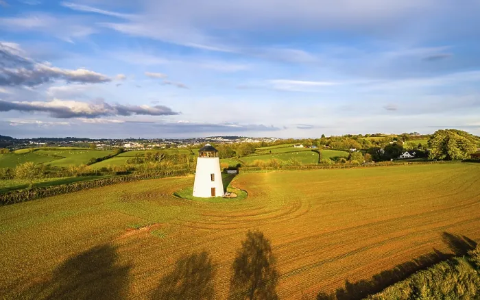Gerahmter Druck : Devon Windmühle aus einem Drohnen, Felder und Bauernhöfe. Gerahmter Druck : Devon Windmühle aus einem Drohnen, Felder und Bauernhöfe.