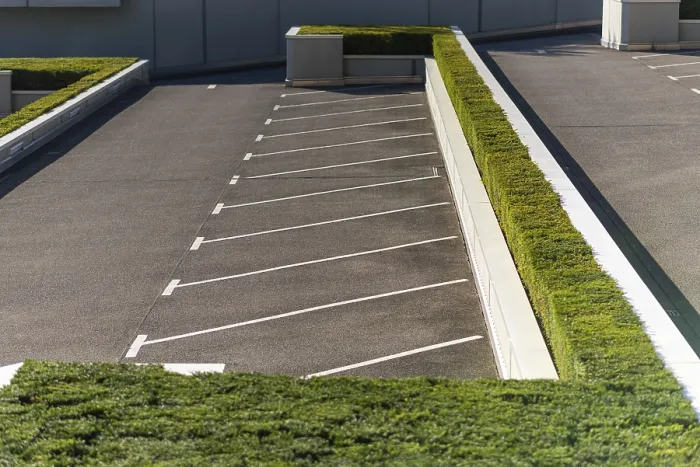 Gerahmter Druck : Diagonale Parkplatzmuster auf einem Parkplatz. Gerahmter Druck : Diagonale Parkplatzmuster auf einem Parkplatz.
