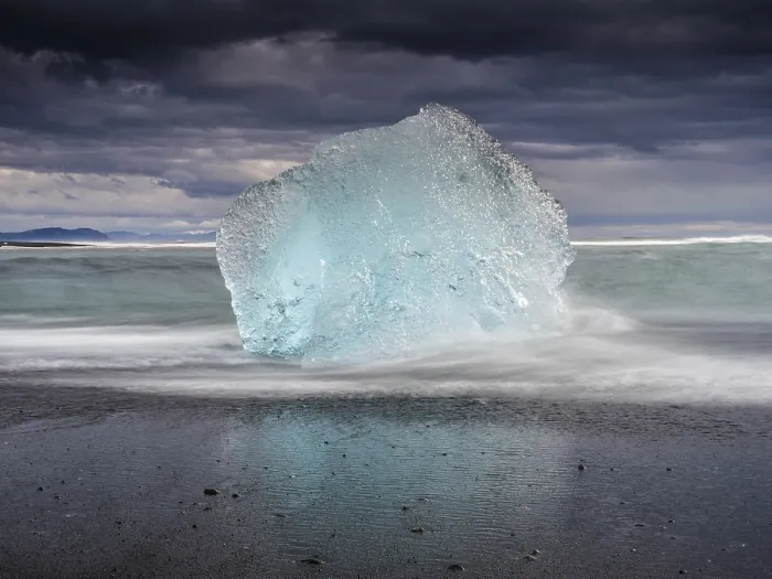 Gerahmter Druck : Diamantstrand, Eisberg auf schwarzer Lavastrände. Gerahmter Druck : Diamantstrand, Eisberg auf schwarzer Lavastrände.