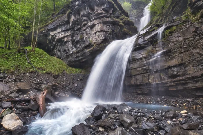Gerahmter Druck : Diesbach-Wasserfall im Frühling, Kanton Glarus. Gerahmter Druck : Diesbach-Wasserfall im Frühling, Kanton Glarus.