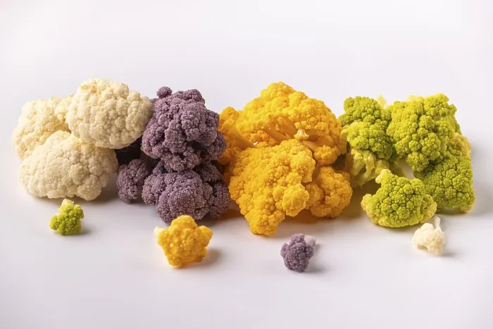 Gerahmter Druck : Verschieden farbiger Blumenkohl auf einem hellen Hintergrund. Gerahmter Druck : Verschieden farbiger Blumenkohl auf einem hellen Hintergrund.