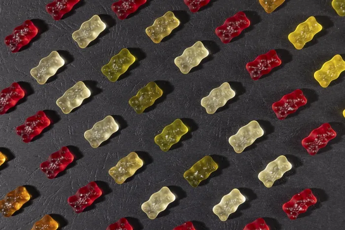Gerahmter Druck : Verschiedene farbige Gummibärchen in Reihen. Gerahmter Druck : Verschiedene farbige Gummibärchen in Reihen.