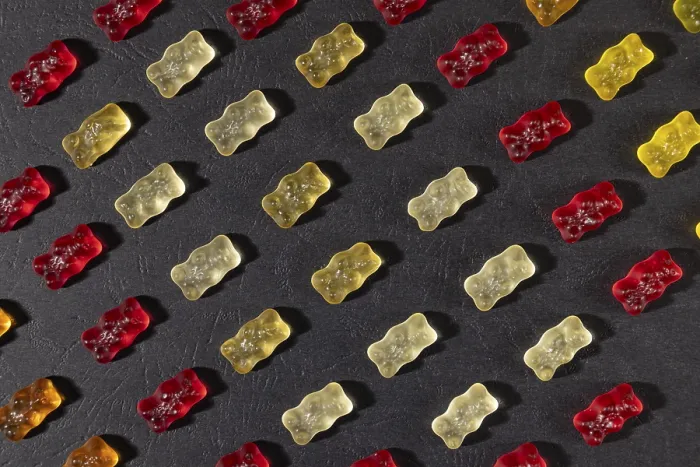Gerahmter Druck : Verschiedenfarbige Gummibärchen in Reihen. Gerahmter Druck : Verschiedenfarbige Gummibärchen in Reihen.