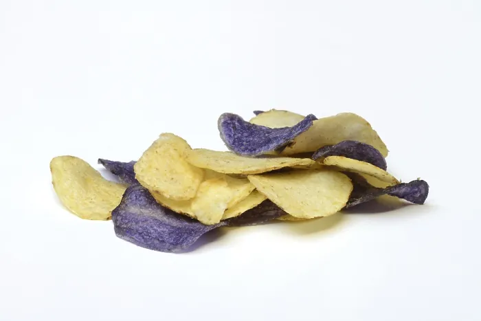Gerahmter Druck : Verschiedene farbige Kartoffelchips. Gerahmter Druck : Verschiedene farbige Kartoffelchips.