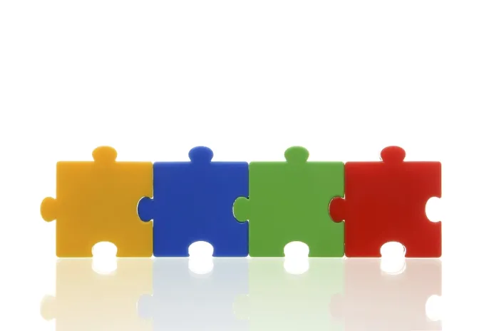 Gerahmter Druck : Vier verschiedene farbige Puzzlestücke. Gerahmter Druck : Vier verschiedene farbige Puzzlestücke.