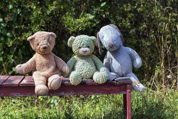 Gerahmter Druck : Drei verschiedene farbige Kuscheltiere. Gerahmter Druck : Drei verschiedene farbige Kuscheltiere.