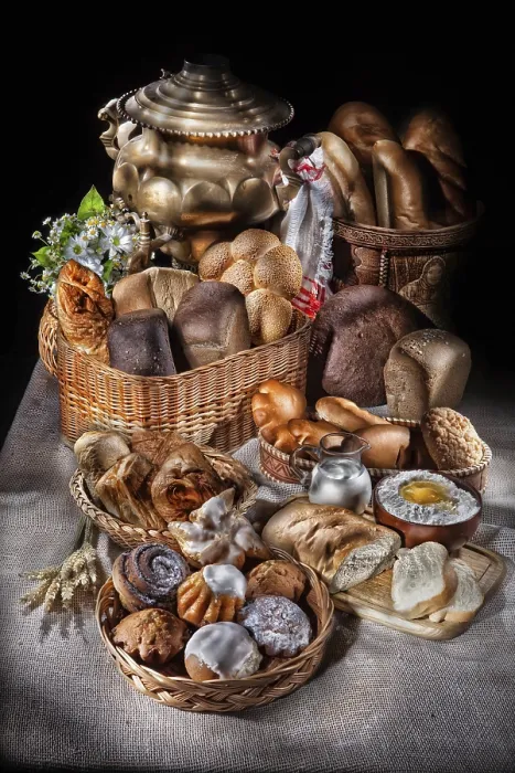 Gerahmter Druck : Verschiedene Arten von Brot auf einem Leinwandstudioshintergrund.