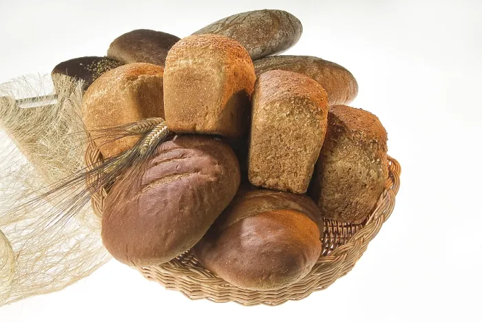 Gerahmter Druck : Verschiedene Arten von Brot auf einem Studiohintergrund. Gerahmter Druck : Verschiedene Arten von Brot auf einem Studiohintergrund.
