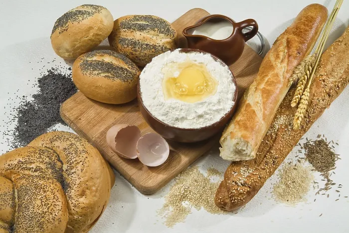 Gerahmter Druck : Verschiedene Arten von Brot auf einem Studiohintergrund. Gerahmter Druck : Verschiedene Arten von Brot auf einem Studiohintergrund.