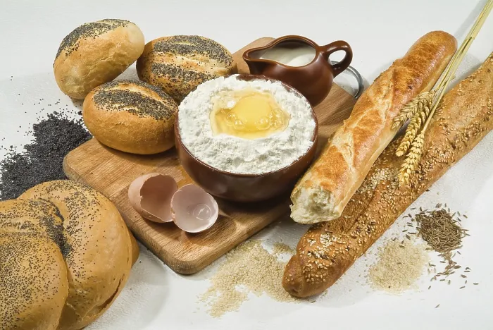 Gerahmter Druck : Verschiedene Arten von Brot auf einem Studiohintergrund. Gerahmter Druck : Verschiedene Arten von Brot auf einem Studiohintergrund.