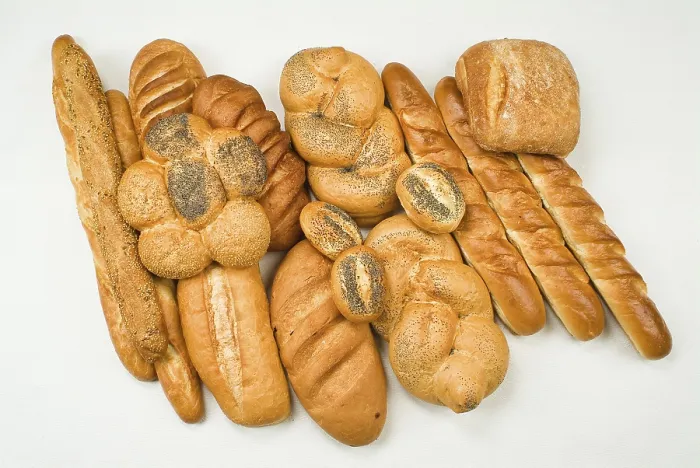 Gerahmter Druck : Verschiedene Arten von Brot auf einem Studiohintergrund. Gerahmter Druck : Verschiedene Arten von Brot auf einem Studiohintergrund.