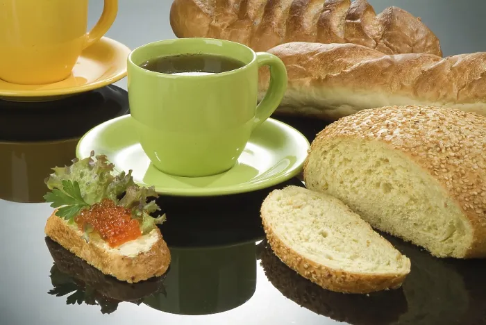 Gerahmter Druck : Verschiedene Arten von Brot auf einem Studiohintergrund. Gerahmter Druck : Verschiedene Arten von Brot auf einem Studiohintergrund.