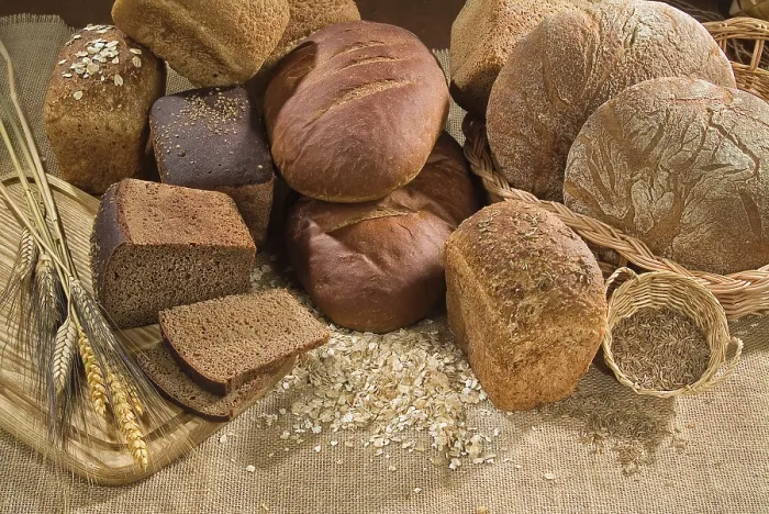 Gerahmter Druck : Verschiedene Arten von Brot auf einem Studiohintergrund. Gerahmter Druck : Verschiedene Arten von Brot auf einem Studiohintergrund.