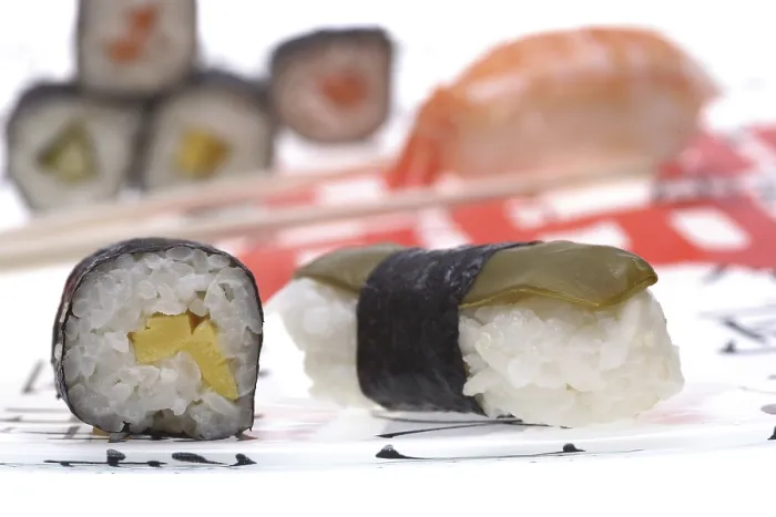 Gerahmter Druck : Verschiedene Arten von Sushi. Gerahmter Druck : Verschiedene Arten von Sushi.