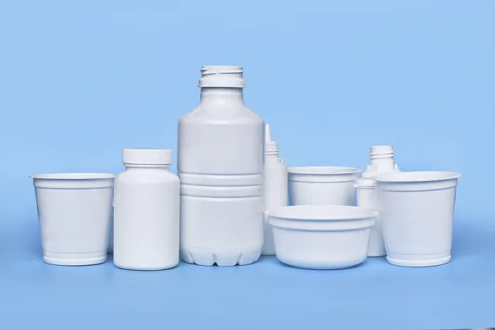 Gerahmter Druck : Verschiedene Plastikmüllverpackungen auf blauer Hintergrund. Gerahmter Druck : Verschiedene Plastikmüllverpackungen auf blauer Hintergrund.