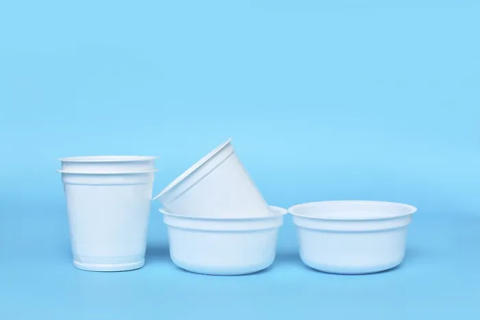Gerahmter Druck : Plastikabfälle auf blauer Hintergrund