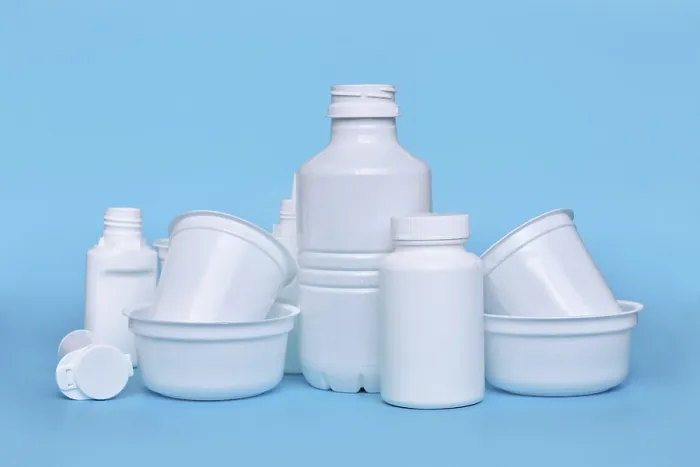 Gerahmter Druck : Plastikmüllverpackungen auf blauer Hintergrund Gerahmter Druck : Plastikmüllverpackungen auf blauer Hintergrund