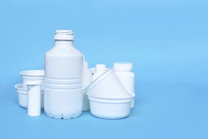 Gerahmter Druck : Plastikmüllverpackungen auf blauer Hintergrund Gerahmter Druck : Plastikmüllverpackungen auf blauer Hintergrund