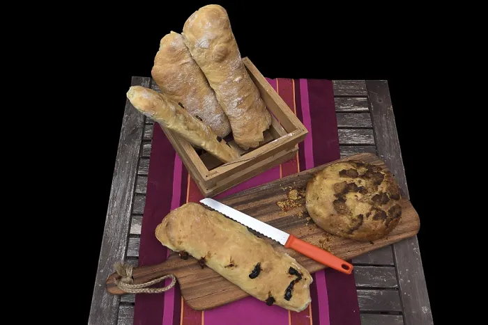 Gerahmter Druck : Verschiedene Arten von Brot auf einem Tisch, Deutschland. Gerahmter Druck : Verschiedene Arten von Brot auf einem Tisch, Deutschland.