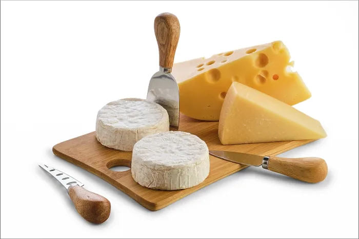 Gerahmter Druck : Verschiedene Arten von Käsesorten, Brie. Gerahmter Druck : Verschiedene Arten von Käsesorten, Brie.