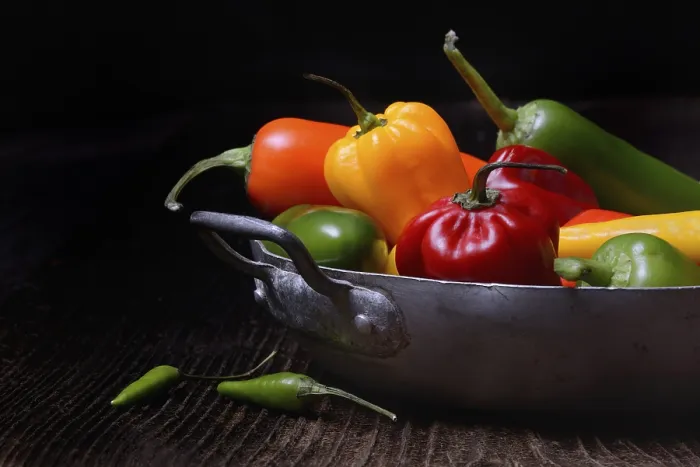 Gerahmter Druck : Verschiedene Arten von Paprika in Schalen, Deutschland. Gerahmter Druck : Verschiedene Arten von Paprika in Schalen, Deutschland.