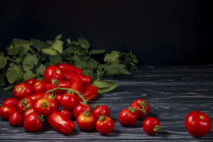 Gerahmter Druck : Verschiedene Tomatensorten auf Holz. Gerahmter Druck : Verschiedene Tomatensorten auf Holz.