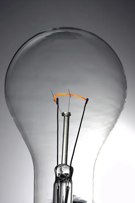 Gerahmter Druck : Dünnes Licht (Alternative: Dimmer Glühbirne) Gerahmter Druck : Dünnes Licht (Alternative: Dimmer Glühbirne)