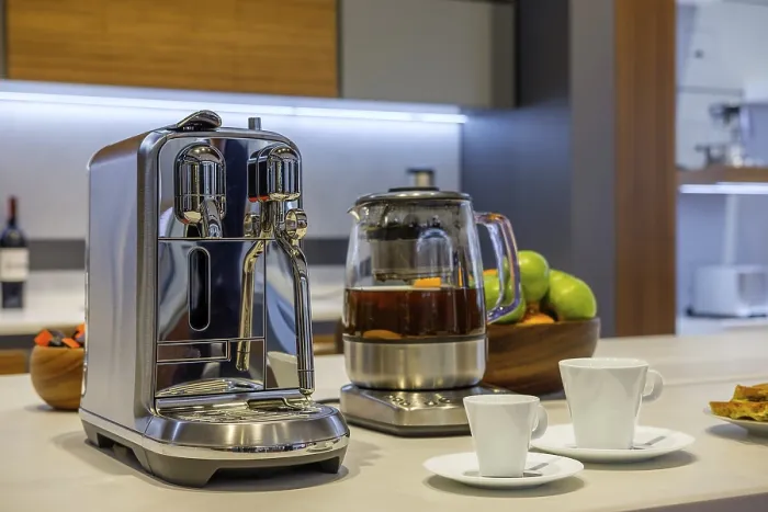 Gerahmter Druck : Esszimmer mit Kaffeemaschine Gerahmter Druck : Esszimmer mit Kaffeemaschine