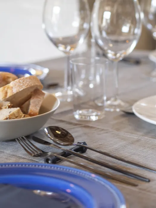 Gerahmter Druck : Esszimmergarnitur mit Brot, Besteck. Gerahmter Druck : Esszimmergarnitur mit Brot, Besteck.