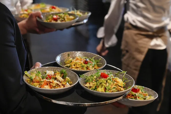 Gerahmter Druck : Dinner Teller Blattsalat Gemüsestreifen Gerahmter Druck : Dinner Teller Blattsalat Gemüsestreifen