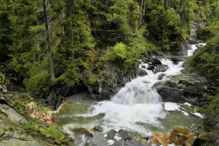 Gerahmter Druck : Bergfluss Diosaz in der Schlucht.