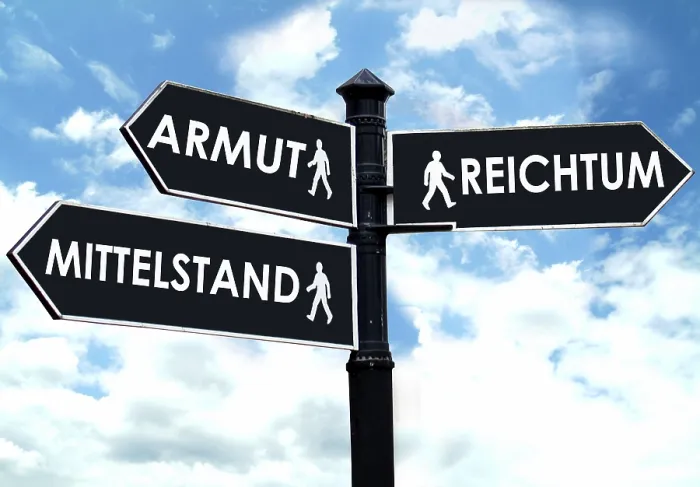 Gerahmter Druck : Richtungsschild Mittelstand, Reichtum oder Armut. Gerahmter Druck : Richtungsschild Mittelstand, Reichtum oder Armut.