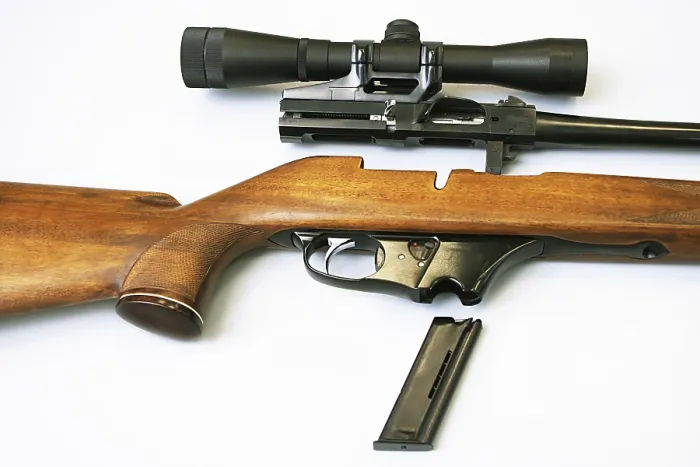 Gerahmter Druck : Das abgebaute Gewehr mit optischer Visier. Gerahmter Druck : Das abgebaute Gewehr mit optischer Visier.